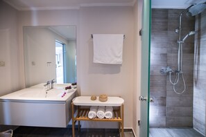 Duschwanne, Haartrockner, Handtücher, Seife