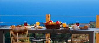 EXKLUSIVT, SEA VIEW LUXURY VILLA I SPARTIA (Villa Madelaine)
