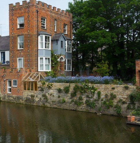 Luxury apartment on an island in the River Thames in Oxford’s historic centre