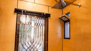 Eine Holztür mit einem Fenster, das ein Metallgitter aufweist.