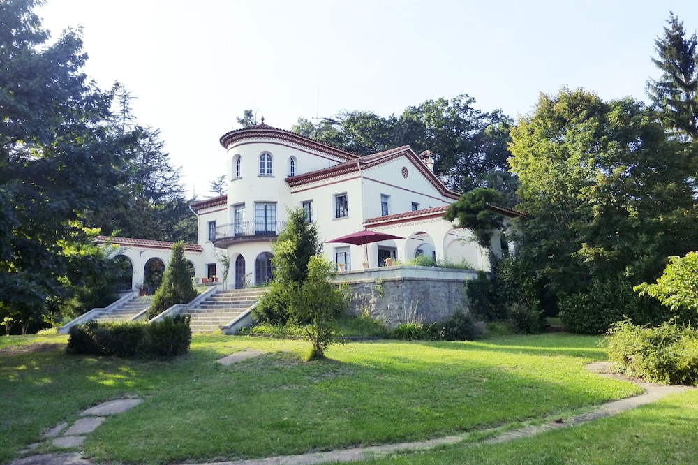 Spectacular landscaped "Chateau" type house in the center of Olot