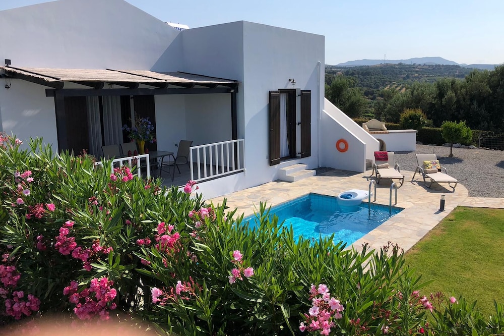 Villa Anna, 4 person villa with unforgettable views over the sea, mountains, villages