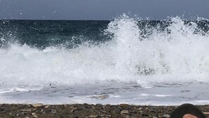 A beach with waves crashing onto the shore. - Beautiful quiet villa (4p), private pool and great sea views (Kirianna)