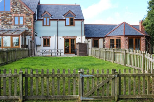 Modern family getaway with super-fast broadband. 10 minutes’ drive from beach.