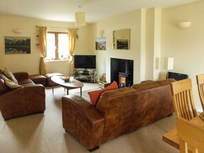 Smart TV, fireplace, DVD player, stereo - Modern family getaway with super-fast broadband. 10 minutes’ drive from beach. (St Minver, Wadebridge)