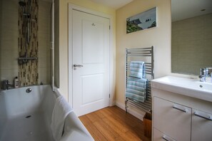 Duschwanne, Haartrockner, Handtücher, Toilettenpapier