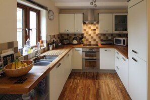 Fridge, microwave, oven, stovetop - Modern family getaway with super-fast broadband. 10 minutes’ drive from beach. (St Minver, Wadebridge)