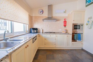 Køleskab, mikrobølgeovn, ovn, elkedel