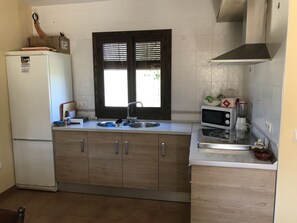Refrigerador, microondas, horno y cafetera y tetera