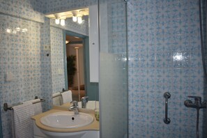 Shower, towels - Berrincha house in the heart of Cómpeta with beautiful terrace for 4 people (Cómpeta)