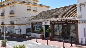 Um edifício com telhado de cerâmica e uma placa com a inscrição 'Rural Las Casas'.