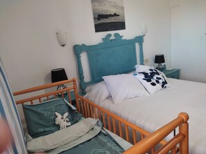 4 habitaciones, tabla de planchar con plancha y cuna de viaje 