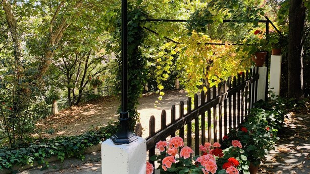 A pathway with a black lamp post, a white post, and a black fence. - Self catering Barranco de la Salud for 11 people (Nevada)