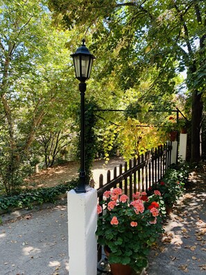 A pathway with a black lamp post, a white post, and a black fence. - Self catering Barranco de la Salud for 11 people (Nevada)
