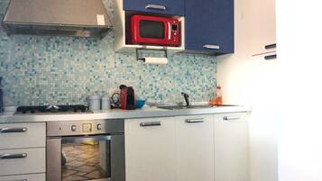 Frigorifero, microonde, forno, piano cottura