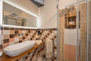 Douche, séchoir à cheveux, peignoirs, pantoufles