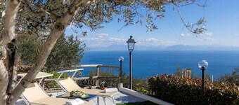 Amalfi-Coastal Pearl, CalmWave and Parking-Sweet Life for Two at Sunset!