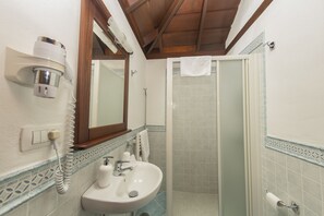 Dusche, Haartrockner, Handtücher, Seife