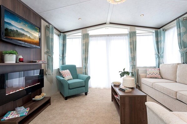 Smart TV, fireplace, DVD player, table tennis