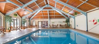 2 Bed Caravan, South Devon Coast nr Plymouth, 200m to Beach + Indoor Heated Pool