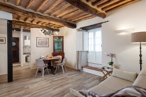 Televisión y chimenea 