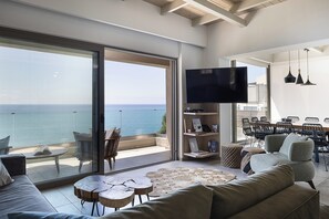 Televisio, videopelejä, DVD-soitin, kirjoja