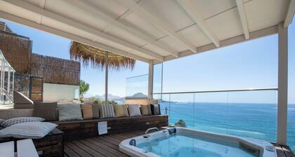 Strand, herrlicher Meerblick, beheizter Pool, Whirlpool und Spielplatz sind zu Fuß erreichbar