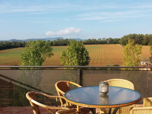 Comfortable house near Banyoles. Spacious space with barbecue and private pool.