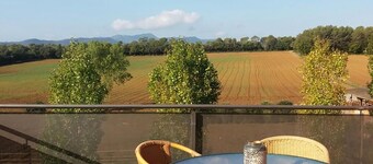 Comfortable house near Banyoles. Spacious space with barbecue and private pool.