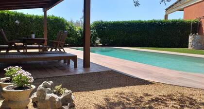 Mukava talo lähellä Banyolesia. Runsas tila, jossa on grilli ja oma uima-allas.