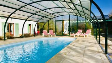 Piscine extérieure, chaises longues