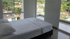 3 bedrooms, free WiFi, bed sheets - alto verde club house (Melgar)