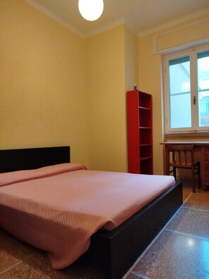 3 bedrooms, desk, bed sheets, wheelchair access