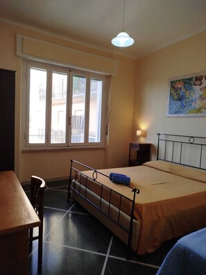 3 bedrooms, desk, bed sheets, wheelchair access