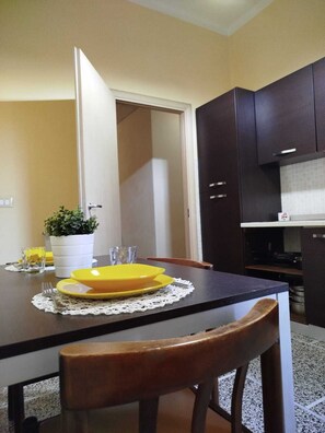 Fridge, oven, stovetop, cookware/dishes/utensils