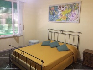 3 quartos, escrivaninha, roupa de cama, acesso para cadeiras de rodas