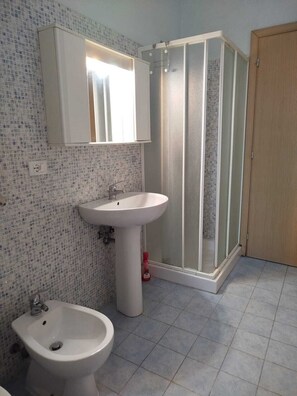 Dusche, Bidet, Handtücher, Toilettenpapier