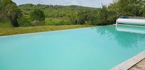 حمّام سباحة مُدفَّأ