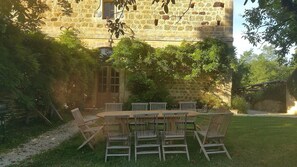 تناول الطعام بالخارج