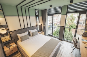 Standard Room | Minibar, in-room safe, soundproofing, free WiFi