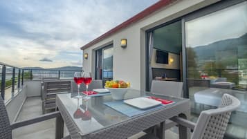 Petit déjeuner, déjeuner et dîner servis sur place