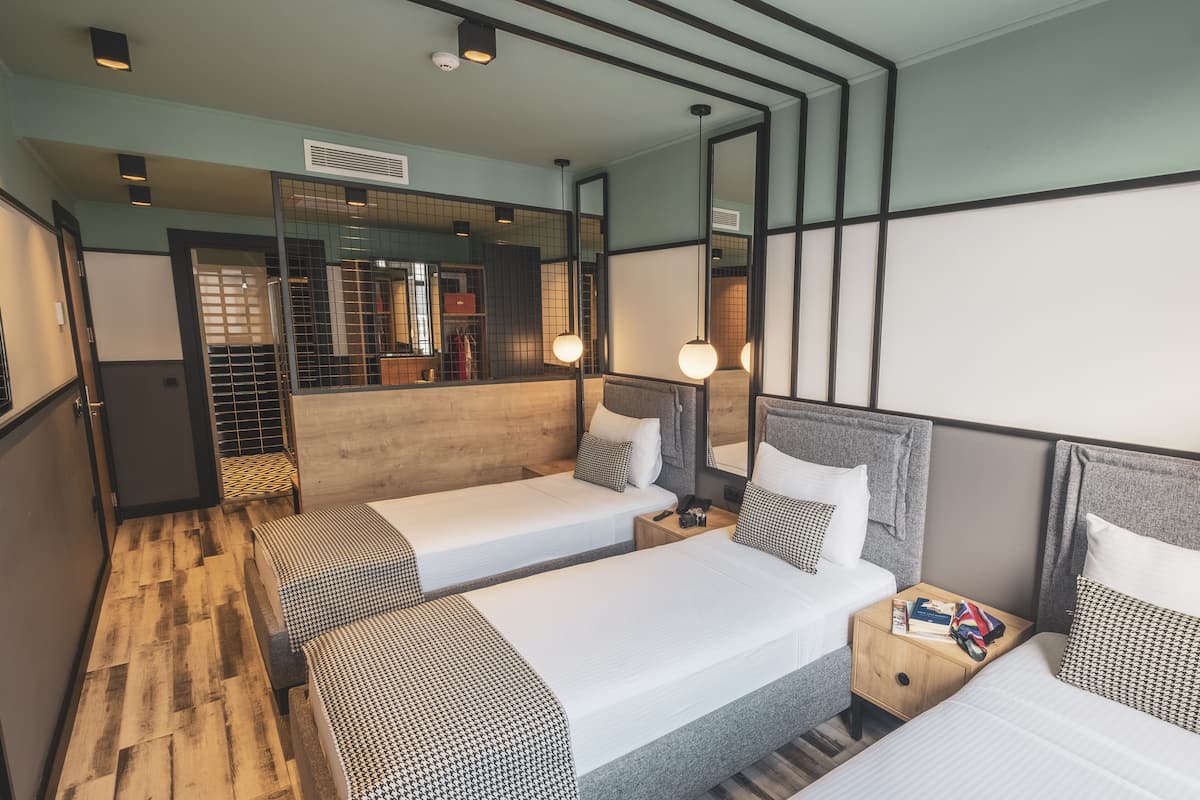 Standaard driepersoonskamer | Een minibar, een kluis op de kamer, geluiddichte muren, gratis wifi