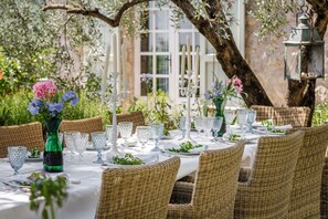 Outdoor dining - Charm, luxury, stunning views, spacious villa with heated pool, aircon and games (Le Bar-sur-Loup)