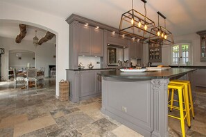 Dining - Charm, luxury, stunning views, spacious villa with heated pool, aircon and games (Le Bar-sur-Loup)
