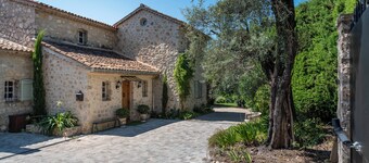 Charm, luxury, stunning views, spacious villa with heated pool, aircon and games