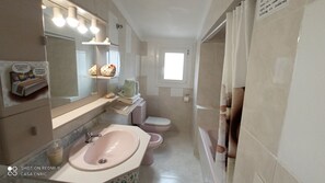 Badewanne, Haartrockner, Bidet, Handtücher