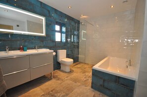 Bathtub, hair dryer, towels, toilet paper - Moulton-Barrett Barn at High Park, Indoor Pool (Devon)