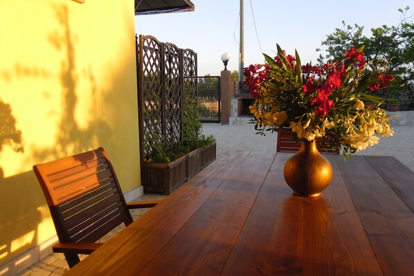 Outdoor dining - semi-detached house 2 minutes from the sea (Corsano)