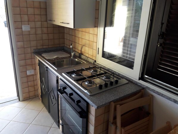 Refrigerador, horno, parrilla de estufa y utensilios de cocina 