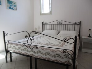 4 bedrooms, iron/ironing board, bed sheets - semi-detached house 2 minutes from the sea (Corsano)